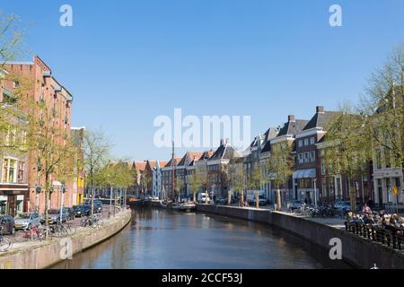 Vista sui canali con le vecchie navi a vela tradizionali e le case storiche nel centro della città di Groningen, Paesi Bassi Foto Stock