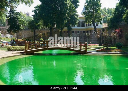 Gulhane Park (Rosehouse Park), un parco storico urbano nel quartiere Eminonu di Istanbul, con fontane con acqua verde incredibile, Istanbul. Foto Stock