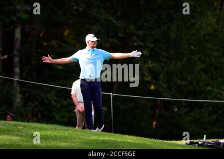 Norton, Massachusetts, Stati Uniti. 21 agosto 2020: Wyndham Clark, degli Stati Uniti, indica la distanza che la sua palla è dalla corda al suo caddy durante il secondo round del torneo di golf Norton, Mass. Eric Canha/CSM Credit: CAL Sport Media/Alamy Live News Foto Stock