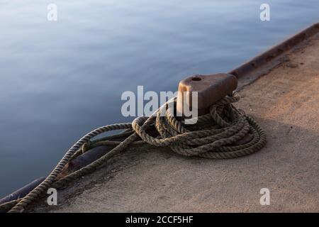 Colonnine per ormeggio nel porto, Meclemburgo-Pomerania occidentale, Germania Foto Stock