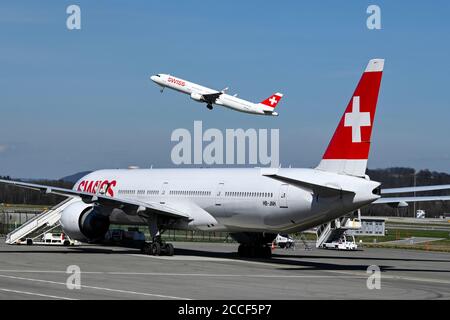 Aereo Swiss Airbus A321-200, HB-IOO decollo, vo. Swiss Boeing 777-300, HB-JNH, sul terreno, Zurigo Kloten, Svizzera Foto Stock
