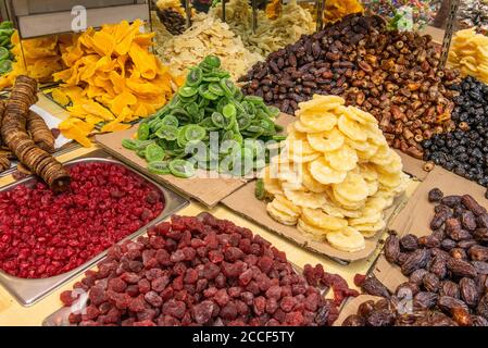 Spezie; assortimento, papaya, kiwi, ananas, datteri, fichi, semi di melograno, fragola secca, mercato delle spezie di Dubai Foto Stock