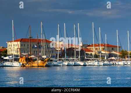 Barche a vela nel porto di Lefkada town, Grecia. Foto Stock