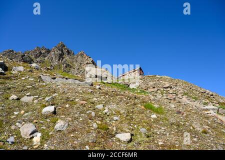 Austria, Montafon, la Saarbrücker Hütte del DAV a 2538 m si trova sotto il Kleinlitzner (2783 m). Foto Stock