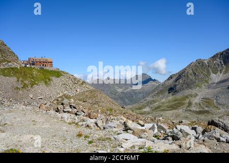 Austria, Montafon, la Saarbrücker Hütte del DAV a 2538 m si trova sotto il Kleinlitzner (2783 m). Foto Stock