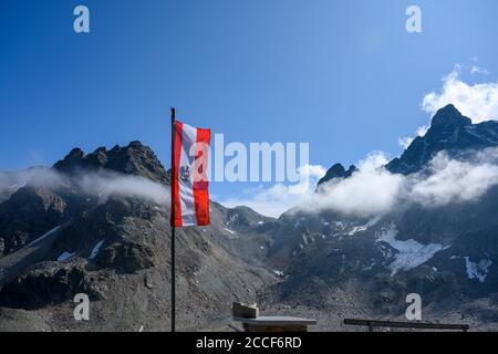 Austria, Montafon, bandiera nazionale al rifugio Saarbruecker. Foto Stock