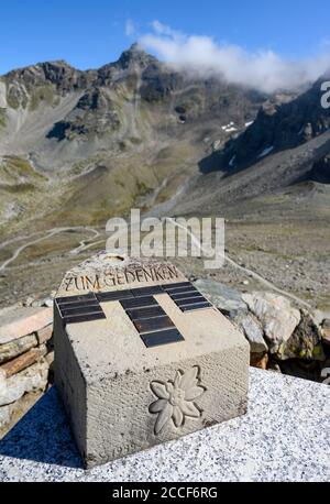 Austria, Montafon, lapide della Saarbrücker Hütte. Foto Stock