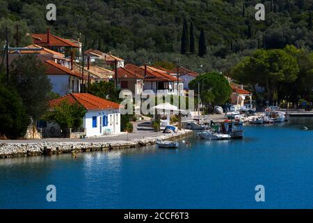 Vista di Vathi harbur sull isola di Meganisi in Grecia da un traghetto. Foto Stock