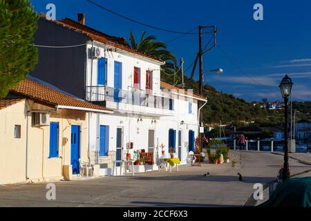 Case in Vathi harbur sull isola di Meganisi, Grecia. Foto Stock