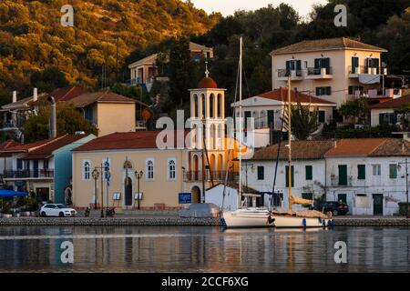Vista della chiesa in Vathi harbur sull isola di Meganisi, Grecia. Foto Stock