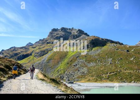 Austria, Montafon, escursionisti sul Lago di Silvretta, sullo sfondo la Kleine Schattenspitze, a 2703 m slm Foto Stock