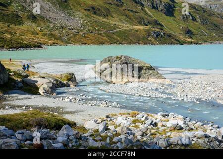Austria, Montafon, l'Ill scorre nel Silvrettasee. Foto Stock
