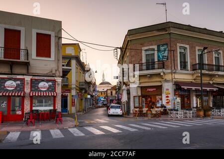 Negozi nel centro della città di Chios e moschea turca. Foto Stock