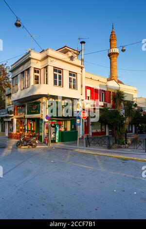 Moschea turca e negozi nel centro della città di Chios town. Foto Stock