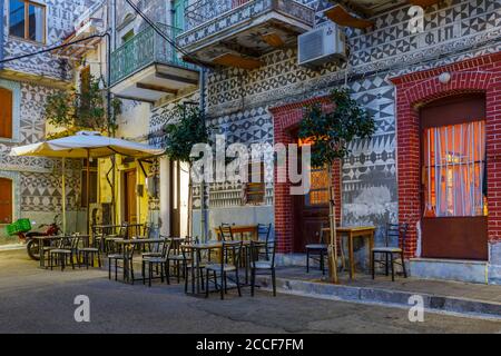 Street nel villaggio di Pyrgi sull isola di Chios, Grecia. Foto Stock