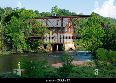 Storica millhouse dietro lo storico ponte ferroviario abbandonato che attraversa il fiume Raritan presso la stazione di Neshanic a Branchburg, New Jersey, USA -01 Foto Stock