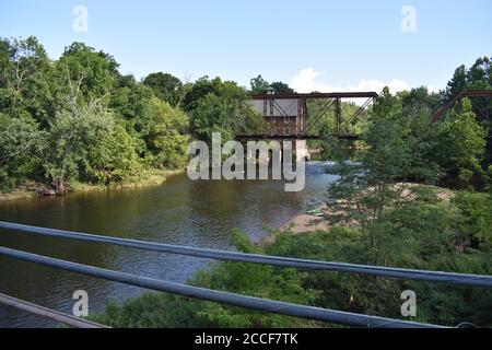 Storica millhouse dietro lo storico ponte ferroviario abbandonato che attraversa il fiume Raritan presso la stazione di Neshanic a Branchburg, New Jersey, USA -02 Foto Stock