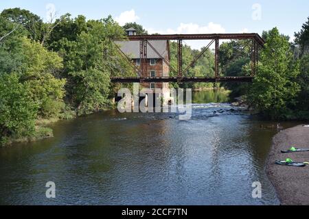 Storica millhouse dietro lo storico ponte ferroviario abbandonato che attraversa il fiume Raritan alla stazione di Neshanic a Branchburg, New Jersey, USA -03 Foto Stock