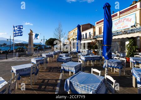 Ristoranti sul lungomare del porto nel villaggio di Chora dell'isola di Poros. Foto Stock