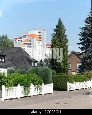 Case singole, edifici alti sullo sfondo, Osterholz-Tenever, Brema, Germania, Europa Foto Stock