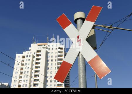 Andreaskreuz, attraversamento del livello dei segnali stradali, grattacielo, Osterholz-Tenever, Brema, Germania, Europa Foto Stock