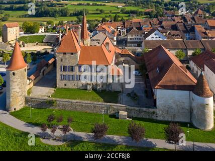 Castello di Avenches, Chateau d'Avenches, sul retro l'anfiteatro romano di Aventicum, Avenches, Cantone di Vaud, Svizzera Foto Stock