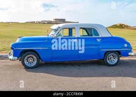 Cuba vintage taxi, Dodge 1951, parcheggiato, vista laterale, l'Avana Foto Stock