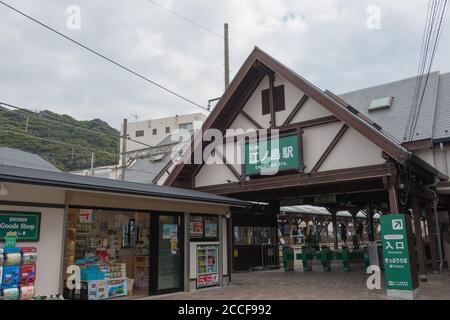 Kanagawa, Giappone - Stazione di Enoshima a Fujisawa, Kanagawa, Giappone. La stazione è gestita da Enoshima Electric Railway (Enoden). Foto Stock