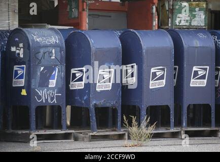 Bronx, Stati Uniti. 21 Agosto 2020. Decine di caselle postali del servizio postale degli Stati Uniti sono immagazzinate in un parcheggio dietro una sede dell'ufficio postale di Bronx a New York venerdì 21 agosto 2020. Le preoccupazioni per le frodi elettorali e i commenti del presidente Donald Trump hanno posto un punto interrogativo sulla posta nelle votazioni per le elezioni del 2020. Foto di John Angelillo/UPI Credit: UPI/Alamy Live News Foto Stock