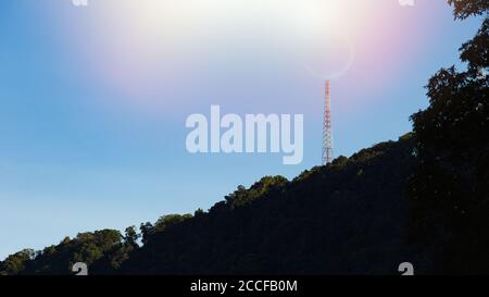 Vista dell'antenna 5g. Bali. Indonesia. Foto Stock