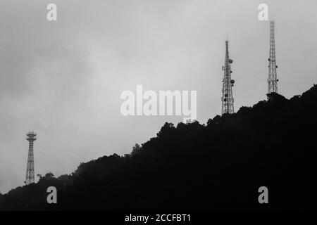 Vista dell'antenna 5g. Bali. Indonesia. Foto Stock