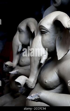 Idolo di argilla del Signore indù Ganesh, in fase di preparazione per il Bengala Durga Puja festival a Kumartuli in Kolkata. Creative e fotografia concettuale. Foto Stock