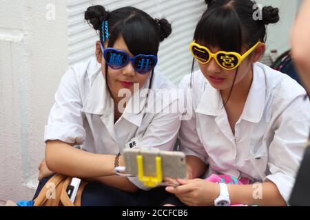 Due ragazze adolescenti che prendono selfie in Takeshita dori, Harajuku Foto Stock