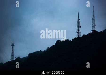 Vista dell'antenna 5g. Bali. Indonesia. Foto Stock