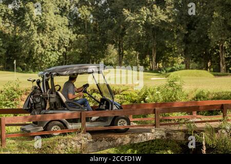 Un carrello seduto su una panchina in un parco. Foto di alta qualità Foto Stock