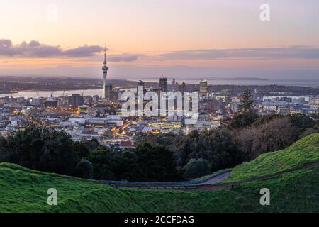 Lo skyline di Auckland con la Sky Tower di Auckland dal Monte Eden al tramonto Nuova Zelanda Foto Stock