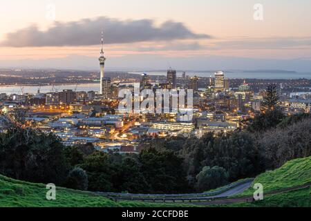 Lo skyline di Auckland con la Sky Tower di Auckland dal Monte Eden al tramonto Nuova Zelanda Foto Stock