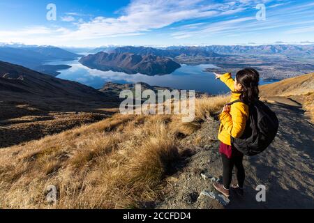 Escursione con zaino da giovane viaggiatore asiatico sulla pista di Roys Peak, Wanaka, South Island, Nuova Zelanda Foto Stock