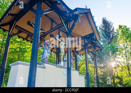 Kirchberg am Wechsel, Calvario Kirchberg am Wechsel, paesaggio Bucklige Welt, gruppo di crocifissione con sei figure sotto un baldacchino di legno con deco intagliato Foto Stock