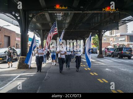 Bronx, Stati Uniti. 21 Agosto 2020. N.Y. gli ufficiali di polizia dominicani guidano una marcia di unità e di pace per mostrare sostegno all'applicazione della legge e fermare la violenza nel Bronx. (Foto di Steve Sanchez/Pacific Press) Credit: Pacific Press Media Production Corp./Alamy Live News Foto Stock