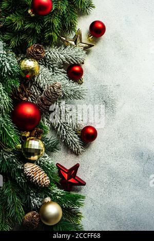Il concetto della scheda di Natale con l'albero di Natale e l'arredamento su cemento sfondo con spazio di copia Foto Stock