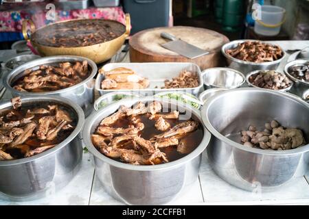 Anatra cinese stufato in pentola con varie strada salsa d'anatra Cibo della Thailandia Foto Stock