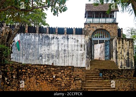 Ingresso al tradizionale complesso di palazzi in stile fortezza sulla collina reale di Ambohimanga, provincia di Antananarivo Avaradrano, Madagascar Foto Stock