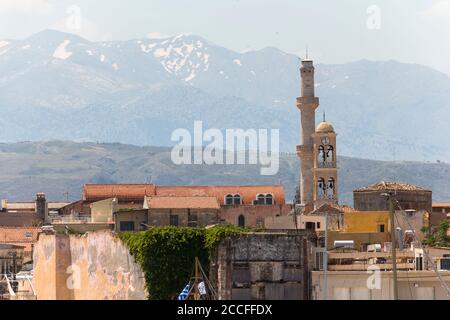 Vista dal porto veneziano ad Agios Nikolaos e le montagne, la Canea, Creta nord-occidentale, Grecia Foto Stock