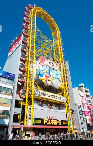 Osaka, Giappone - Negozio di sconti Don Quijote a Dotonbori, Osaka, Giappone. Dotonbori è una delle principali destinazioni turistiche di Osaka, in Giappone. Foto Stock