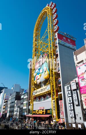Osaka, Giappone - Negozio di sconti Don Quijote a Dotonbori, Osaka, Giappone. Dotonbori è una delle principali destinazioni turistiche di Osaka, in Giappone. Foto Stock