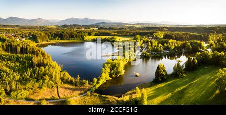 Germania, Baviera, Penzberg, Huberer Weiher con zona residenziale e campeggio Foto Stock