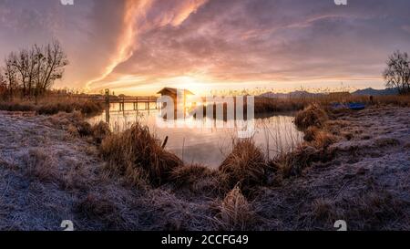 Lago di riva con boathouse al lago Chiemsee Foto Stock