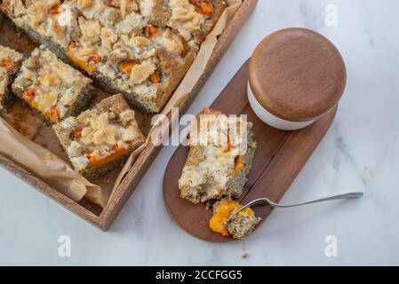 torta di semi di papavero fatta in casa con albicocca e crumble Foto Stock