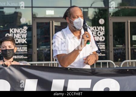 NEW YORK, NY - 21 AGOSTO 2020: Il 'March for the Dead' in memoria di coloro che sono morti di COVID-19 e per protestare contro l'amministrazione Trump. Foto Stock